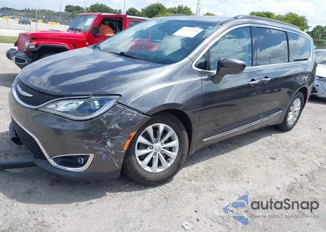 2017 Chrysler Pacifica Touring-L z USA, uszkodzony, nr VIN 2C4RC1BG9HR613024